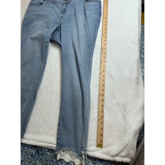 Lane Bryant High Rise Flex Magic Waistband Lace Hem Jeggings Light Wash 18 - Picture 7 of 10